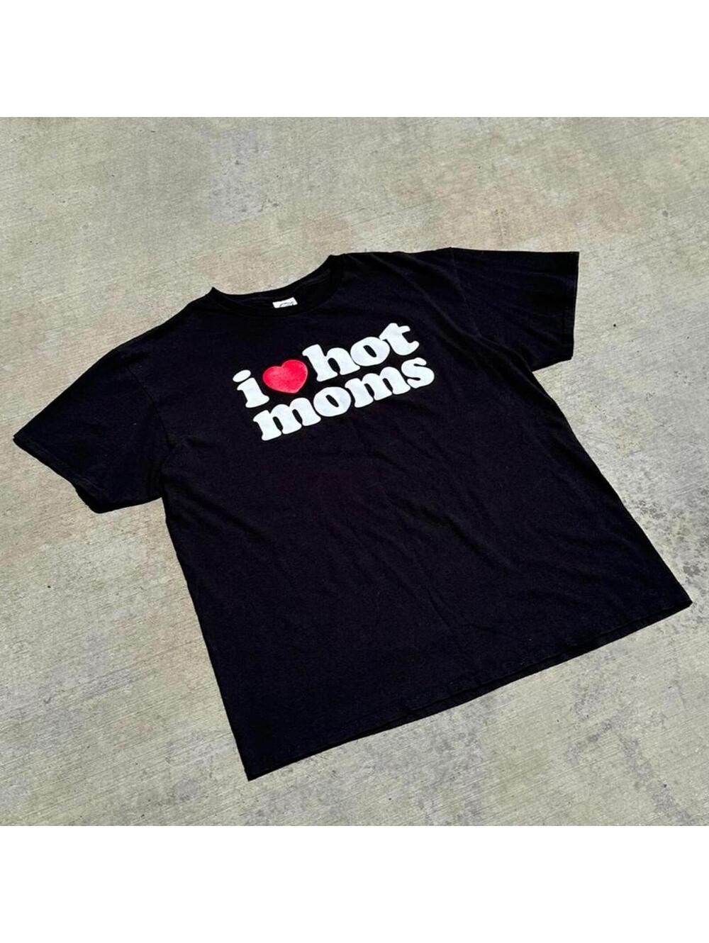 Vintage Y2K Skater I love hot moms graphic t-shirt - size large